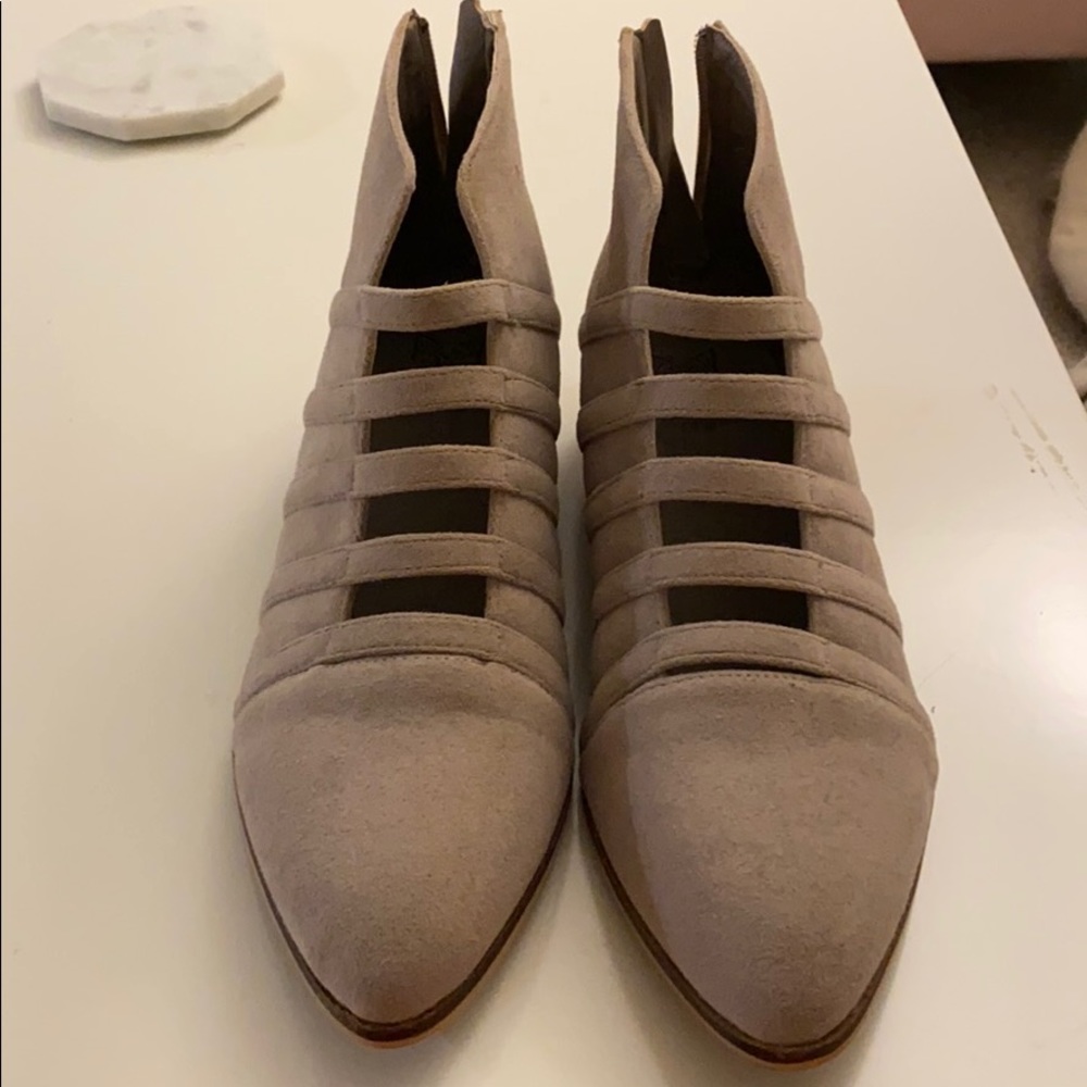 Pointed shoe